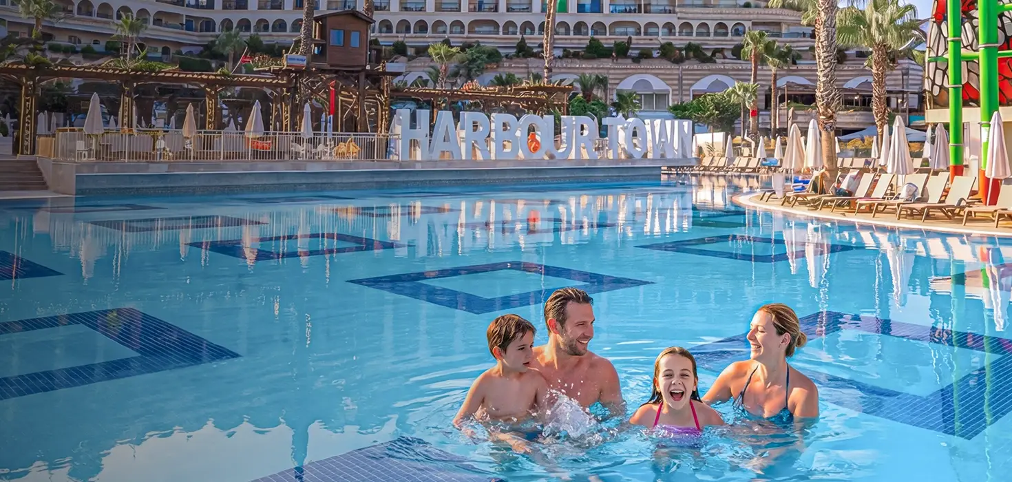 <div style="font-weight: 800; font-size: 56px;">Crystal Hotels
    <br>
    <span style="font-weight: 600; font-size: 42px;">Šeimos nuotykiams Turkijos Rivjeroje</span>
</div>