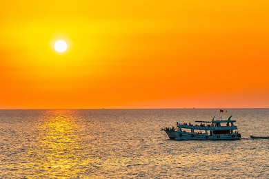 Saulės palydėjimas katamarane