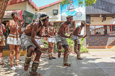 ZOOLOGIJOS SODAS IR ZULŲ ŠOU