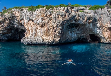 JŪROS URVAI (CUEVAS MARINAS)